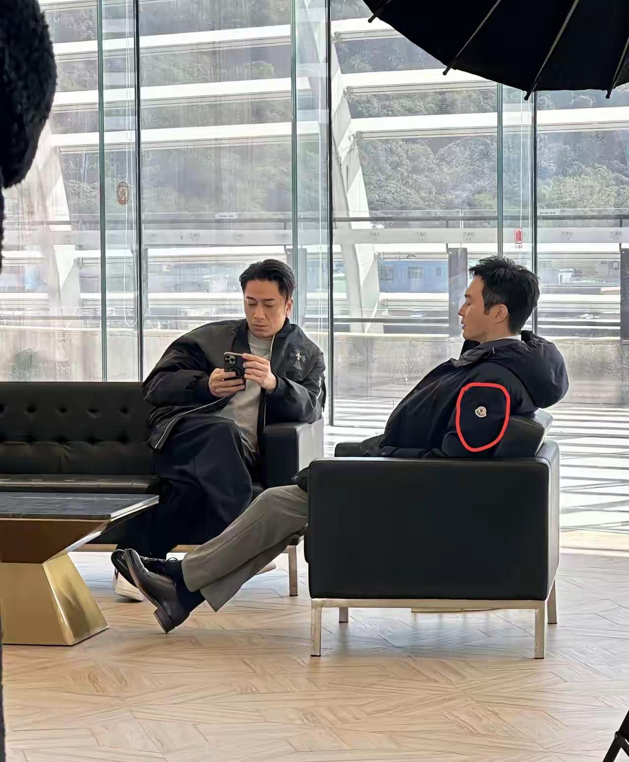 张智霖一件羽绒服够我买10台空调？！网友机场偶遇张智霖随手一件羽绒服直接看