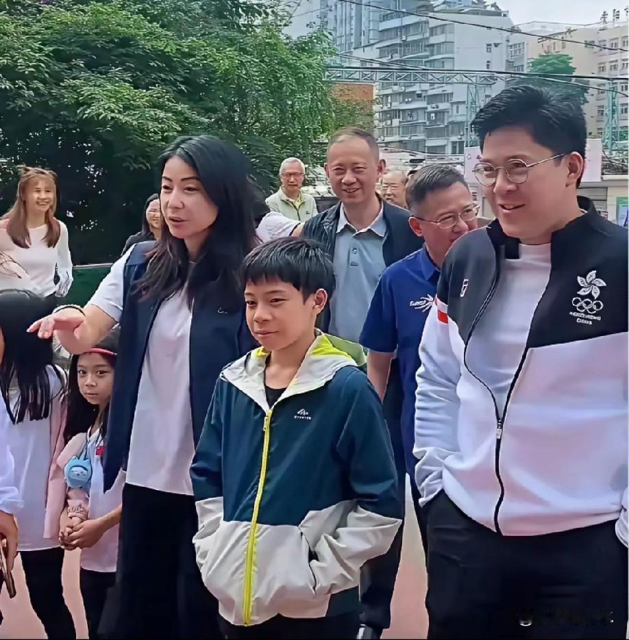 看完霍家这11岁长孙的脱稿演讲，我把手里的茶杯放下了。真不是滋味。几千