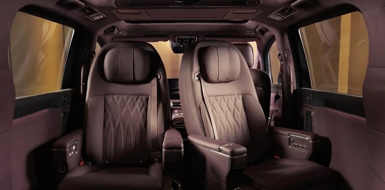 智界V9这内饰官图一曝光，简直太炸裂了！前排三联屏科技感直接拉满，一体式横向贯穿