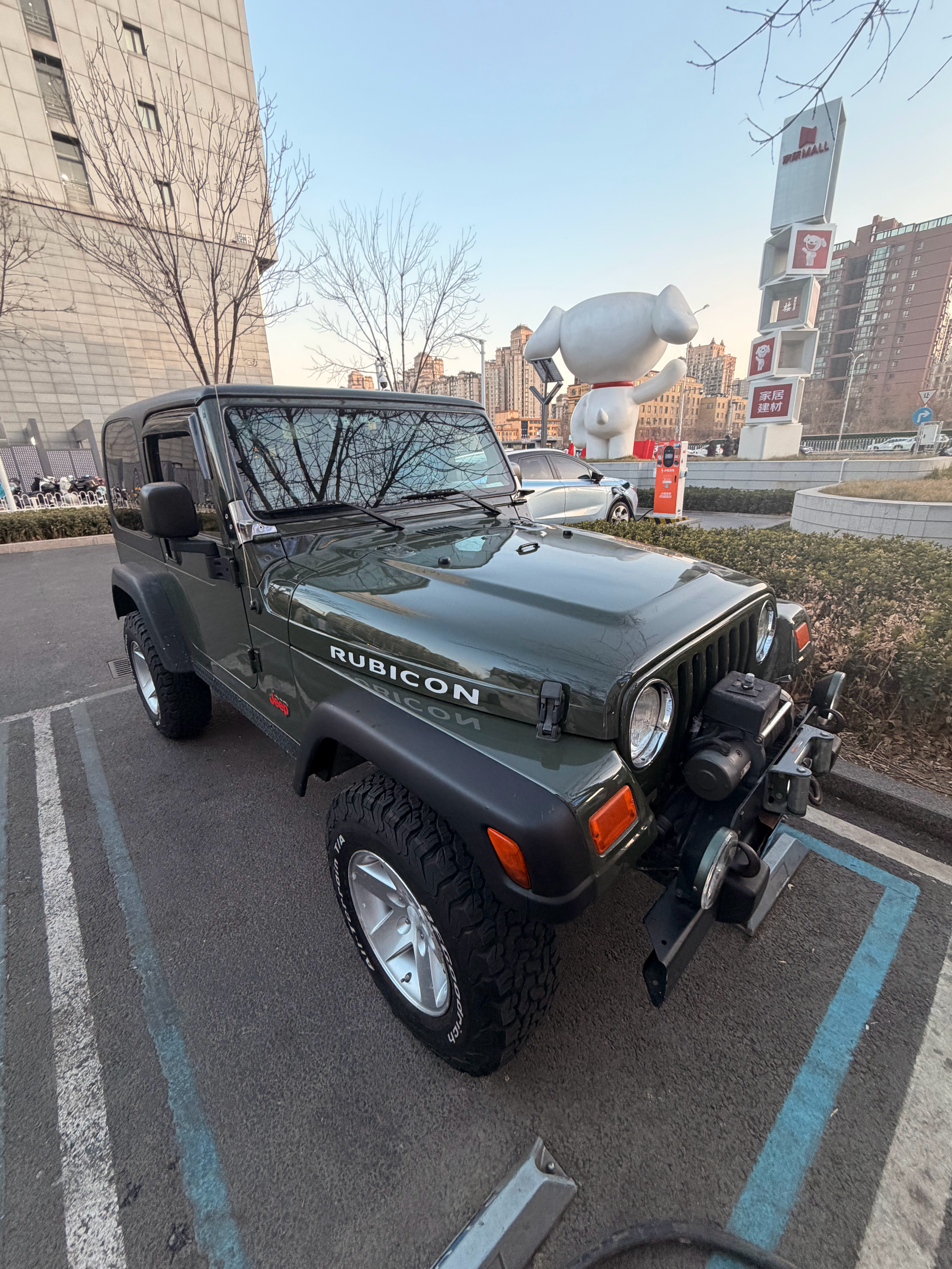 这老牧马人应该叫tj吧，真帅啊侏罗纪公园的既视感漆面特别新，还爬窗看了眼是自动的