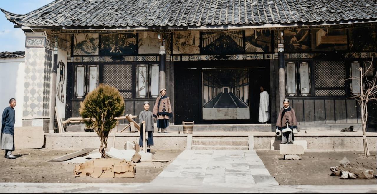 清末，云南腾越（今腾冲）海关的官署，青石台阶规整开阔，庭院地坪平整，整体庄重肃穆
