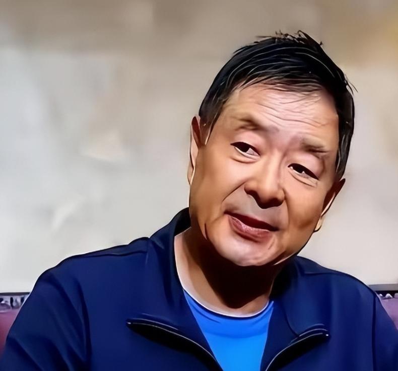 我们总以为养老的底牌是请得起几个护工、买得起多少设备。直到看见72岁的濮存昕，