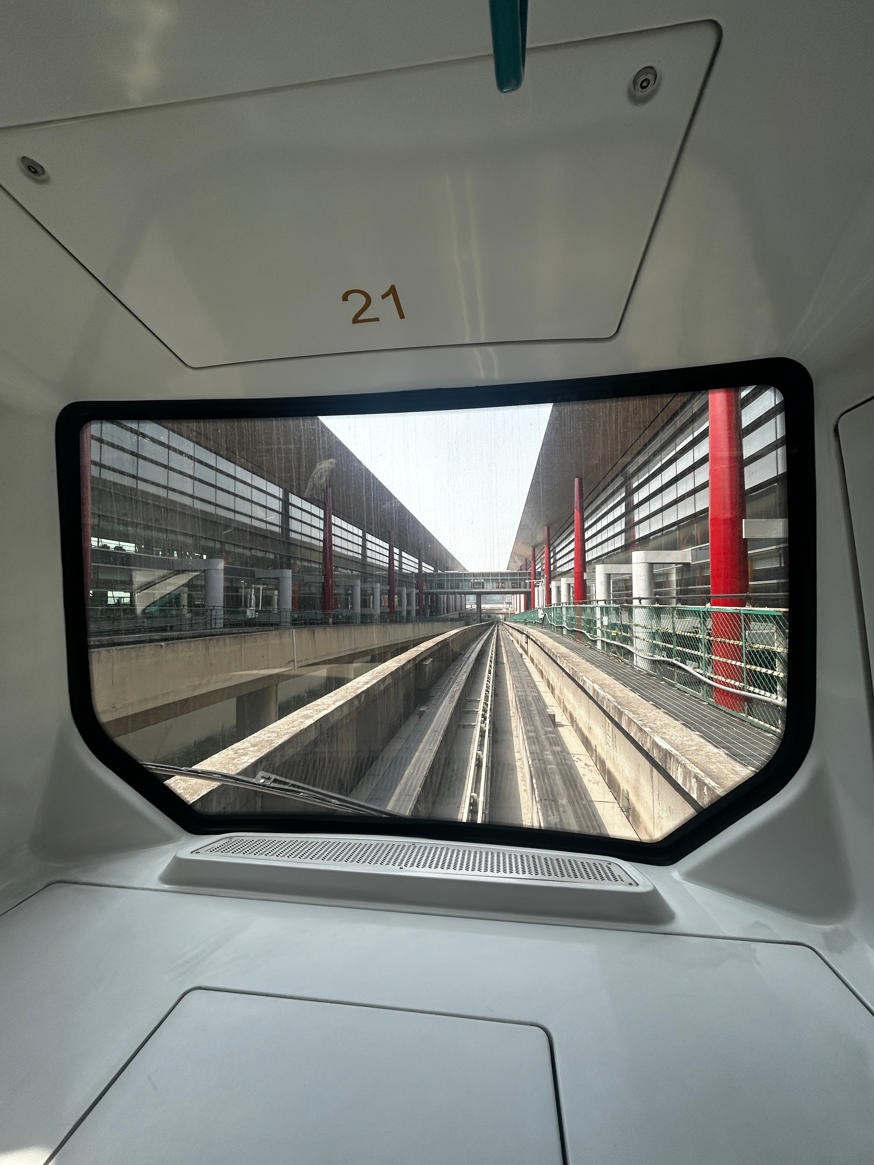 老川的空军一号应该落在D楼，地方大，能连C17一块停下，还能体验一下我们的捷运