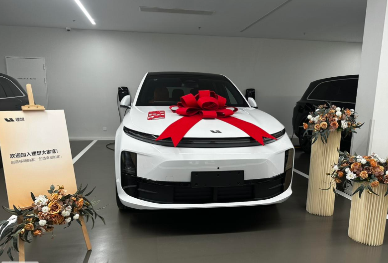 理想16用车总结理想L6的车内空间还是很宽敞的，我185身高体重240斤，舒服