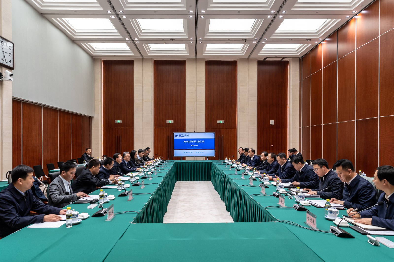 邹磊会见天津大学校长柴立元