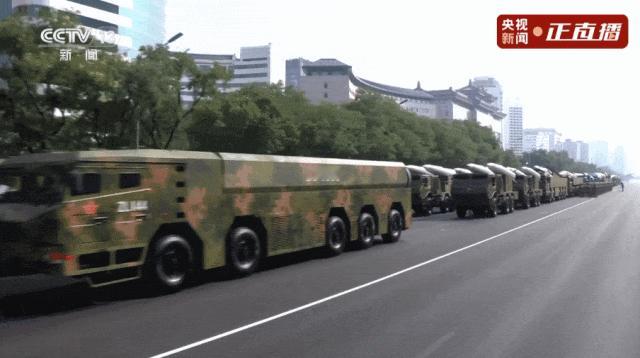 这次阅兵看得我是百感交近，当直播镜头扫过天安门广场的那一刻，心里忽然像被什么东西