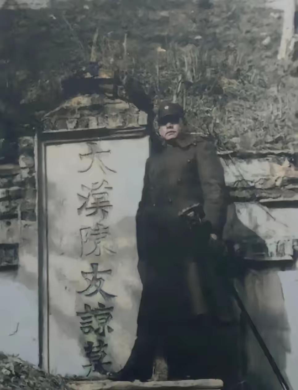 1946年那张张灵甫在陈友谅墓前的留影，现在翻出来看细节特别耐人寻味。当时抗战