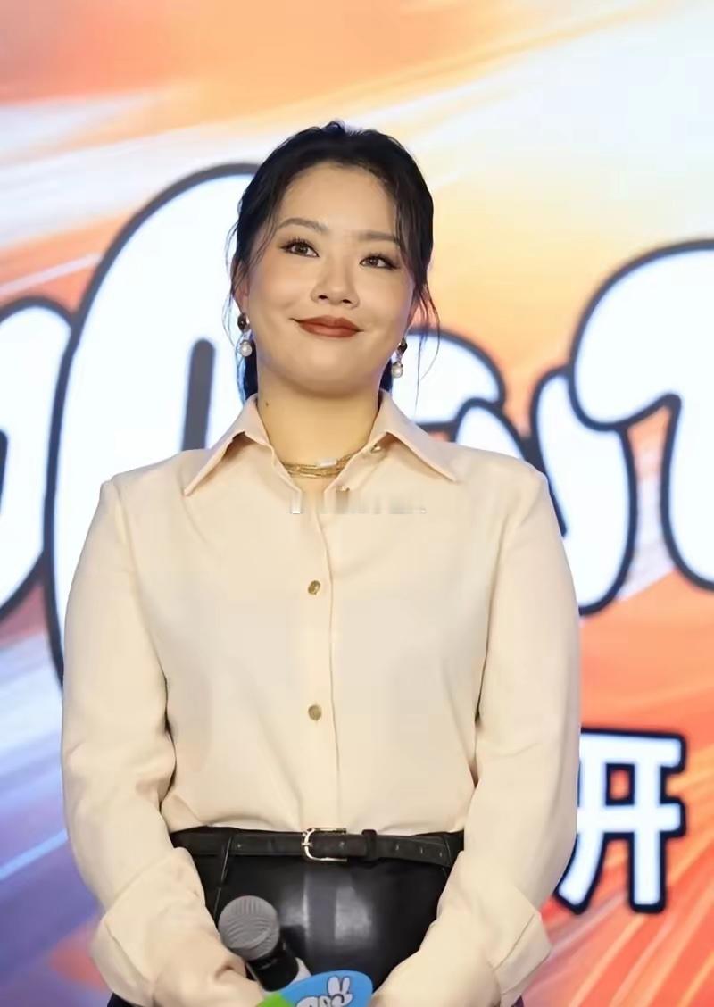 演员王菊说，我1992年出生在上海，从小跟着外公外婆长大，性子闹腾，是个爱蹦爱跳