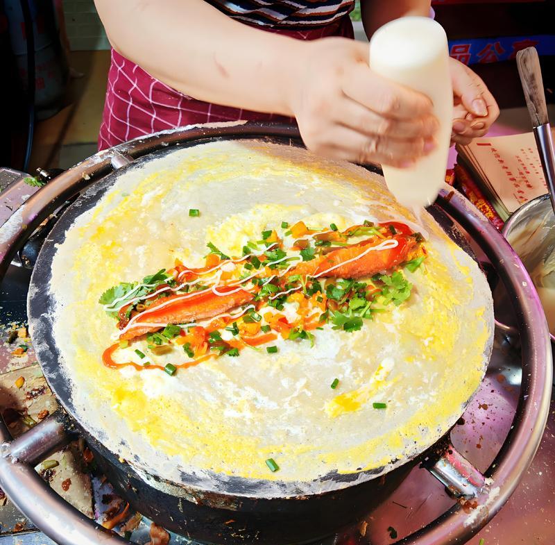 都说山东人爱吃煎饼卷大葱，可是我这个山东人，却从来没见过有人这么吃。我老家是山