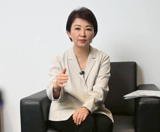 被质疑是“缓独”“隐性台独”的卢秀燕终于从“趋独”方向调头了。8月23日，她终于