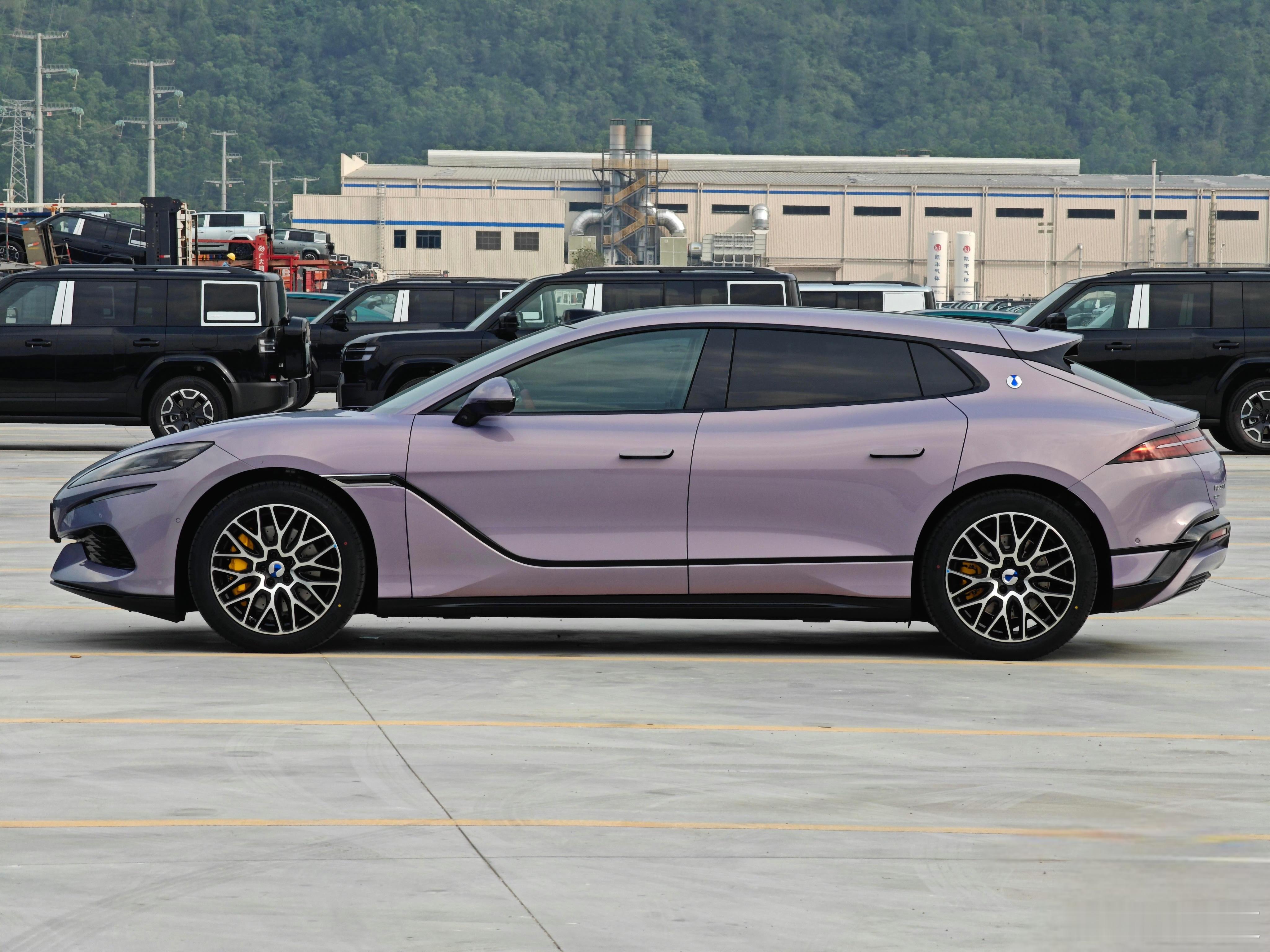 接着就是全新腾势Z9GT，听说有新车色——极光紫，好好看啊腾势越来越懂大家要什