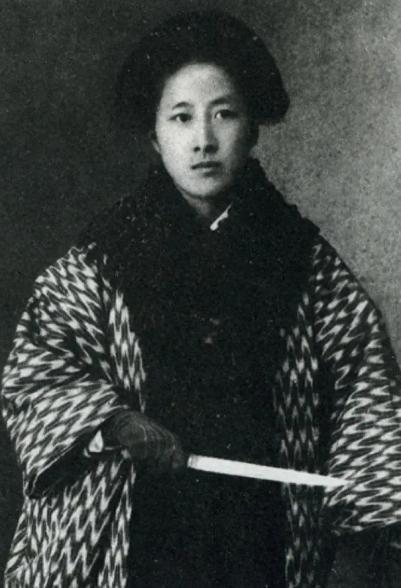 1905年，在日本，30岁的秋瑾和24岁的鲁迅发生激烈争辩。不料，秋瑾从靴筒里拔