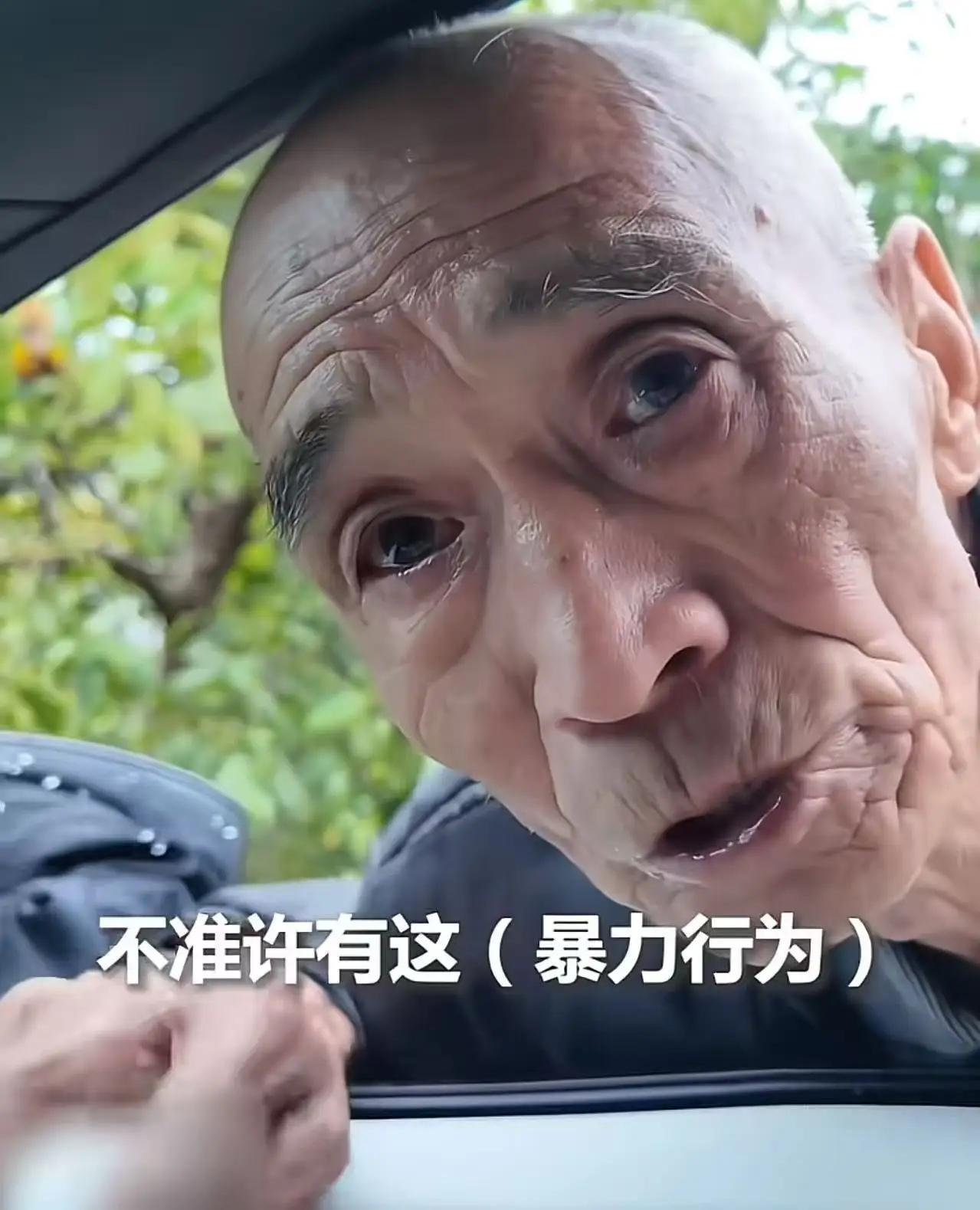 这一幕，瞬间击中了无数人的心弦。在河南林州的那个普通家庭里，却演绎出一段令人动容