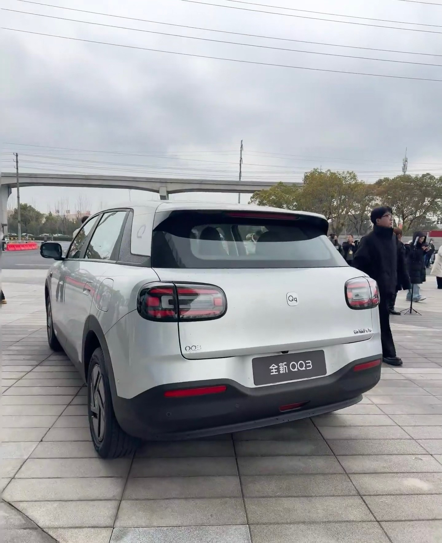 等一个今晚的全新QQ3价格预售6.89万起，放在当下纯电代步车里，不算便宜，