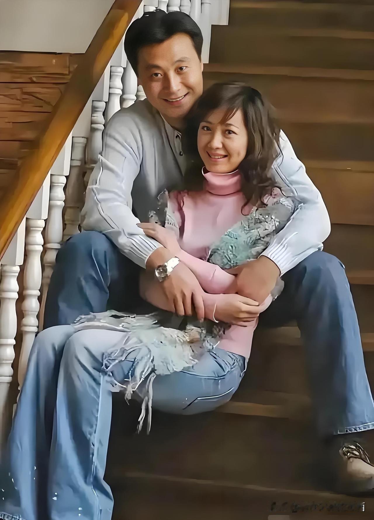 这是最恩爱的一对夫妻，不炒作，低调不张扬，又有夫妻相。男的是演员任程伟，他演过《