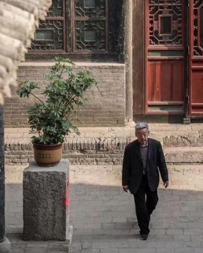 1997年，48岁的耿保国不顾妻子反对，借遍亲朋好友又咬牙贷款几十万，终于凑够了
