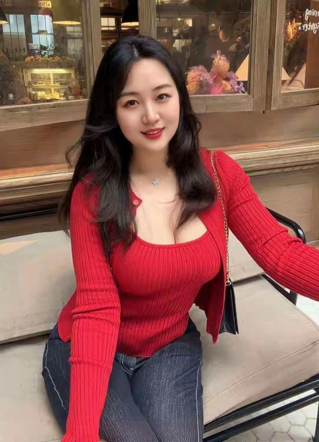 把日子过成自己喜欢的颜色❤️街角咖啡店飘香，我挑了靠窗位，让午后阳光漫过肩头。