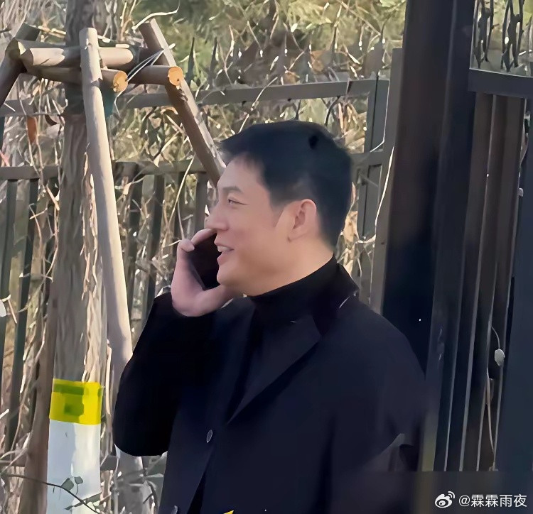 傅程鹏在罗晋父亲葬礼上，接电话那几秒笑被拍了，网上现在吵得厉害。他是世交，他爸是