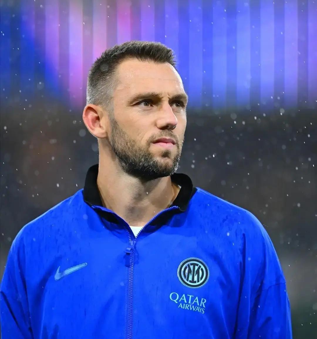 国米把德弗赖再签两年，表面看是“老将稳后防”，其实就是给阿切尔比的腰伤买份保险。