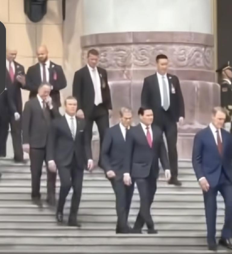 难怪万斯说，只有他在白宫“独守空房了”。是的，他们的团队都在这里了。不得不说，这