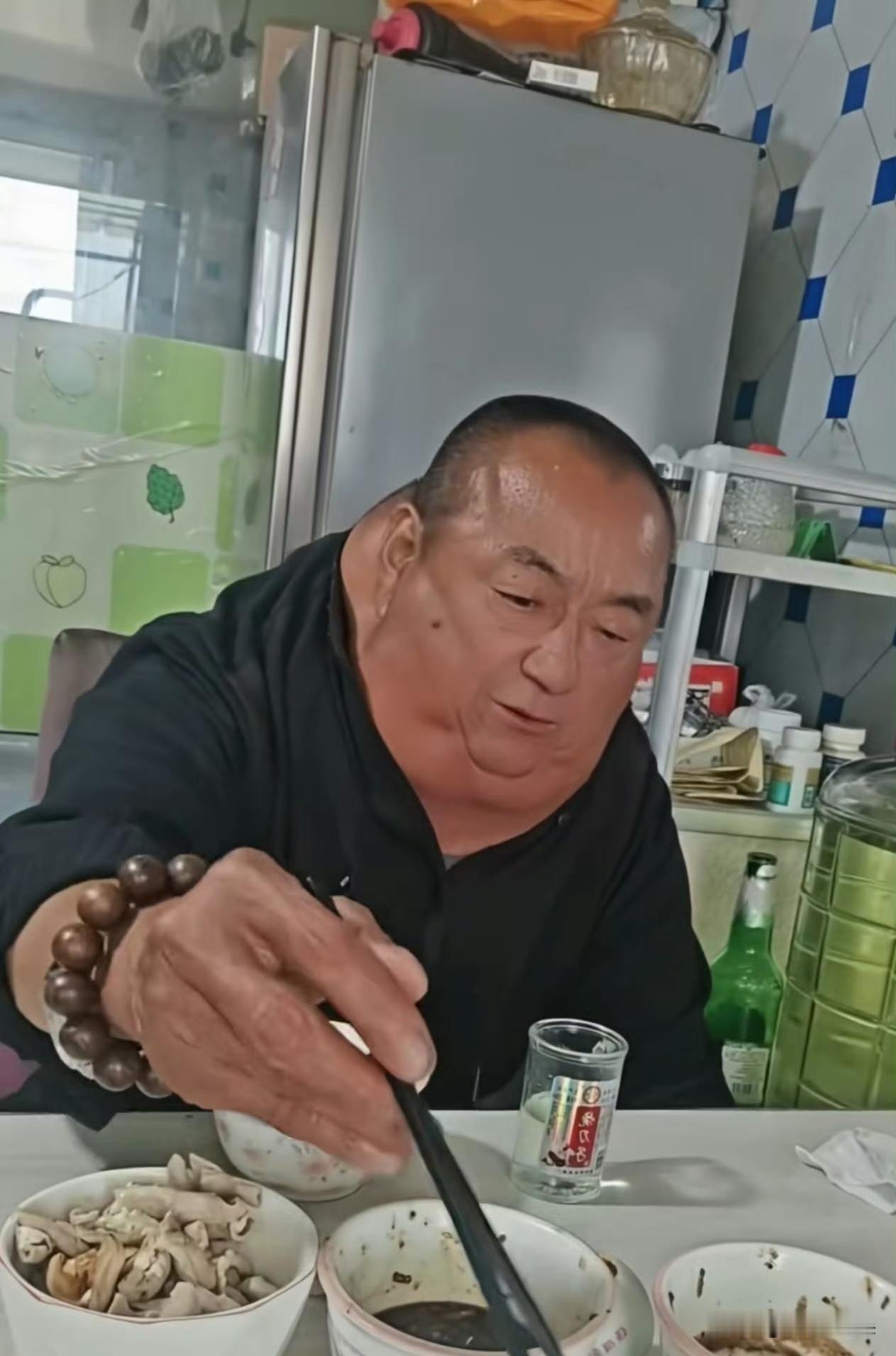 好家伙几个菜啊喝成这样！