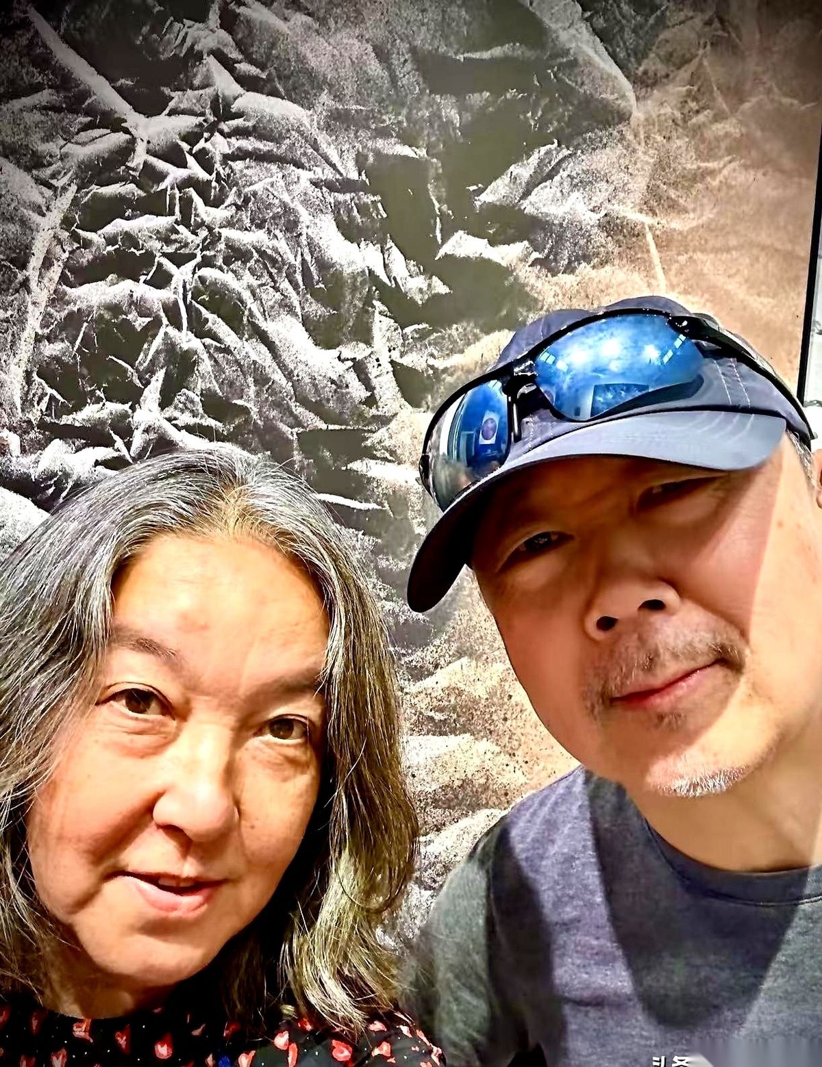 摇滚传奇崔健近日和曾经相爱的宋小虹一同现身艺术画展。两人不仅没有刻意避嫌，还肩并肩站在画作前完成了低