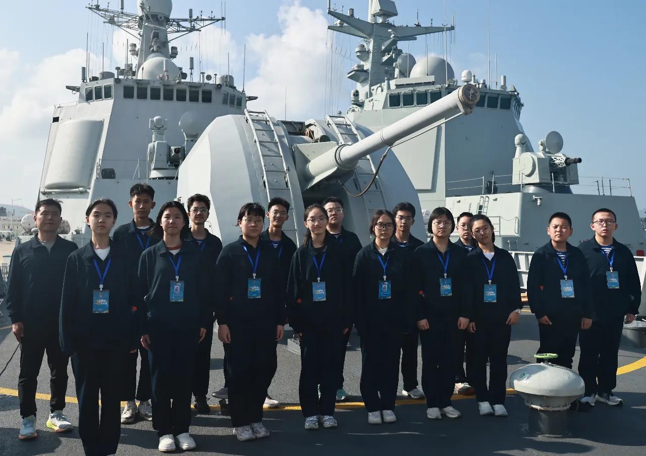 052C/新052D改并排停靠1130近防炮基座加强筋包裹处理羡慕这些小学生