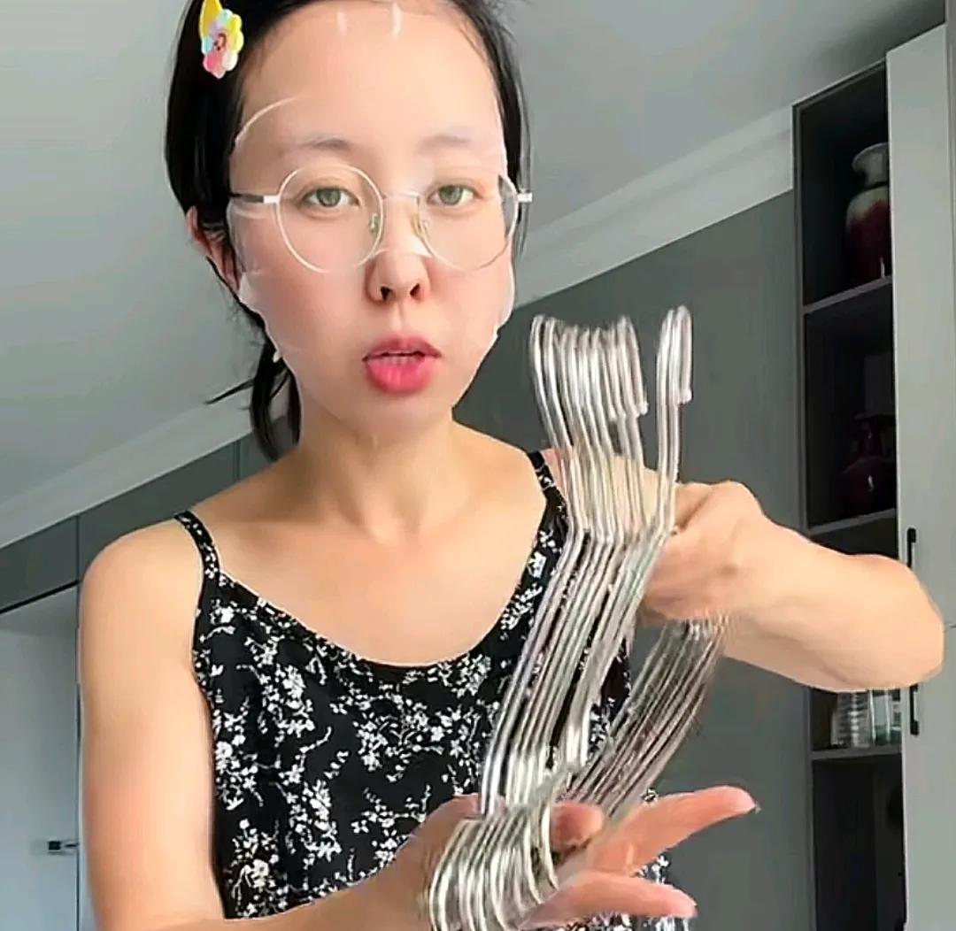 田静发视频，显示已经到家了！田静非常的能干，刚到家，就开始洗衣服，收拾屋子，