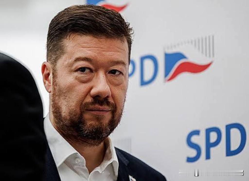 捷克议会移除了乌克兰国旗，且表示不会再挂回去。捷克议会新任议长托米奥・冈村（