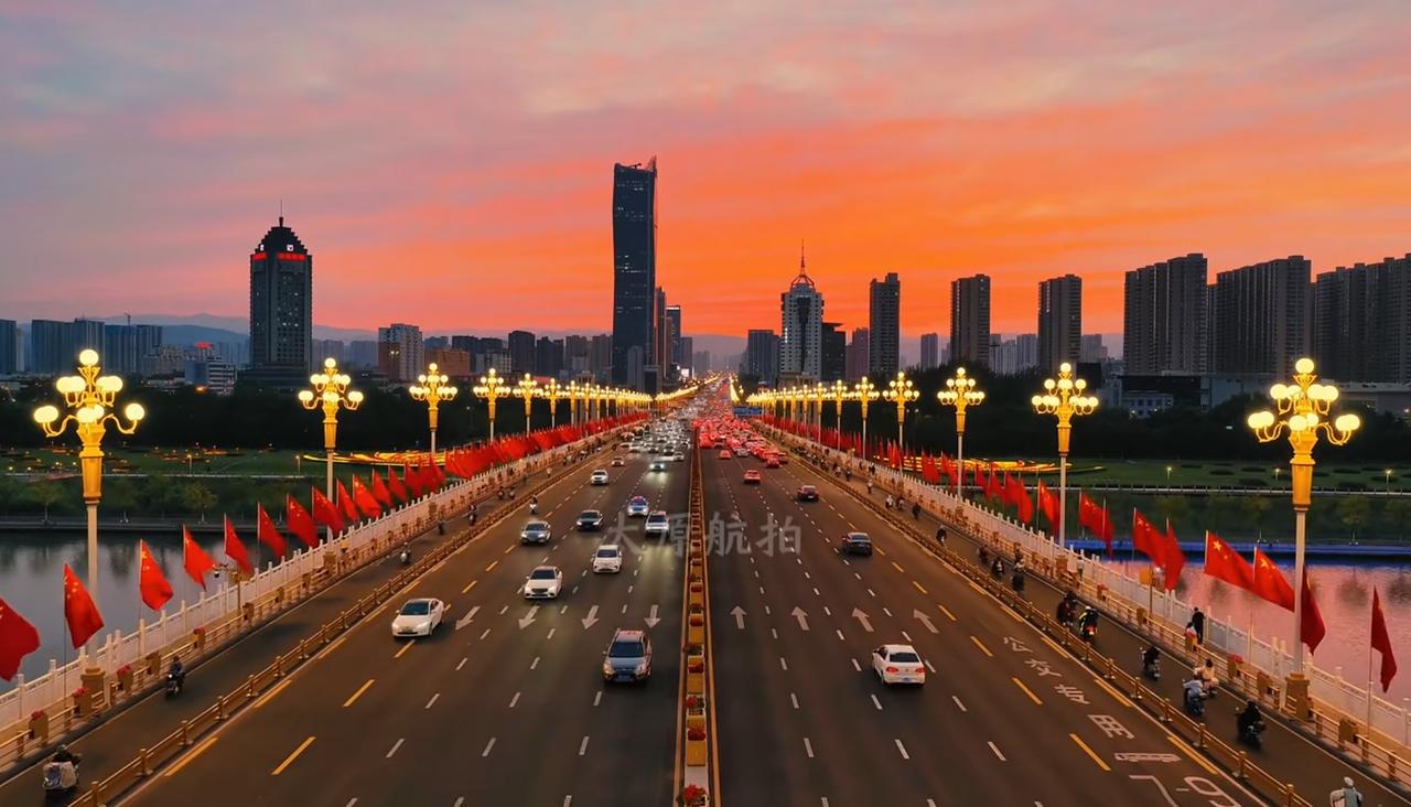 山西太原，昨天下午在308路公交车上，一老者上车刷乘车卡，读卡器提示：“已过期，