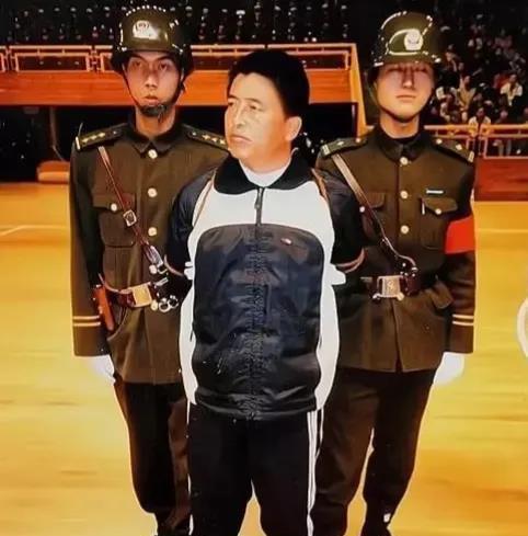 2000年11月17日，昆明法场。死囚一个个腿软趴地，就他一人，套着黑白运动套装