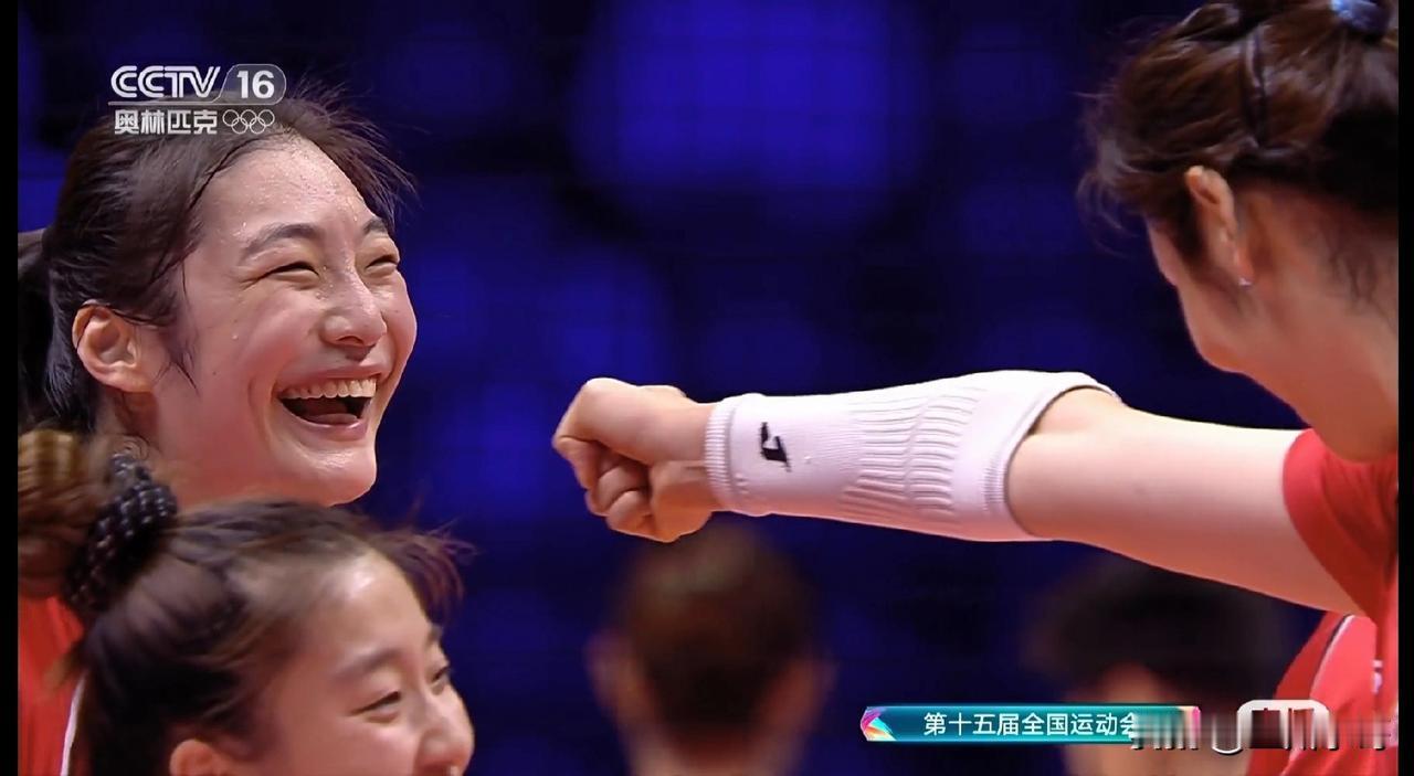 随着朱婷一击暴扣得分，河南女排25:21天津女排拿下第一局。朱婷把把都有，百分