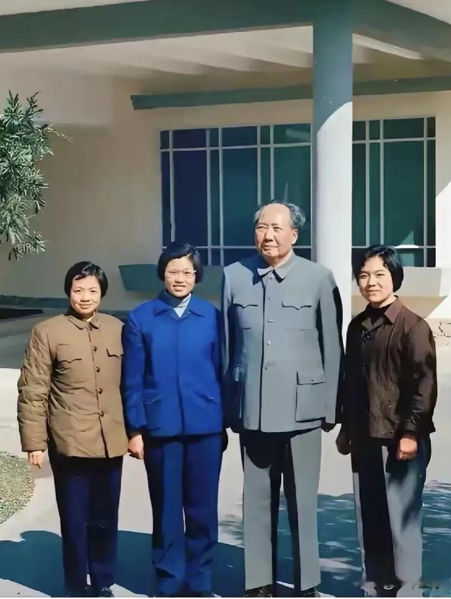 这张照片是毛主席在武汉东湖宾馆与工作人员的合影留念。毛主席穿一身灰色中山装，