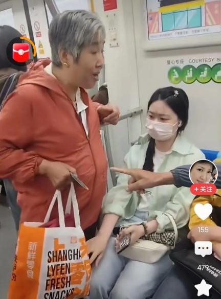 世风日下，老年人的尊严何在？在地铁车厢里，一位年长的乘客向一位年轻女子提
