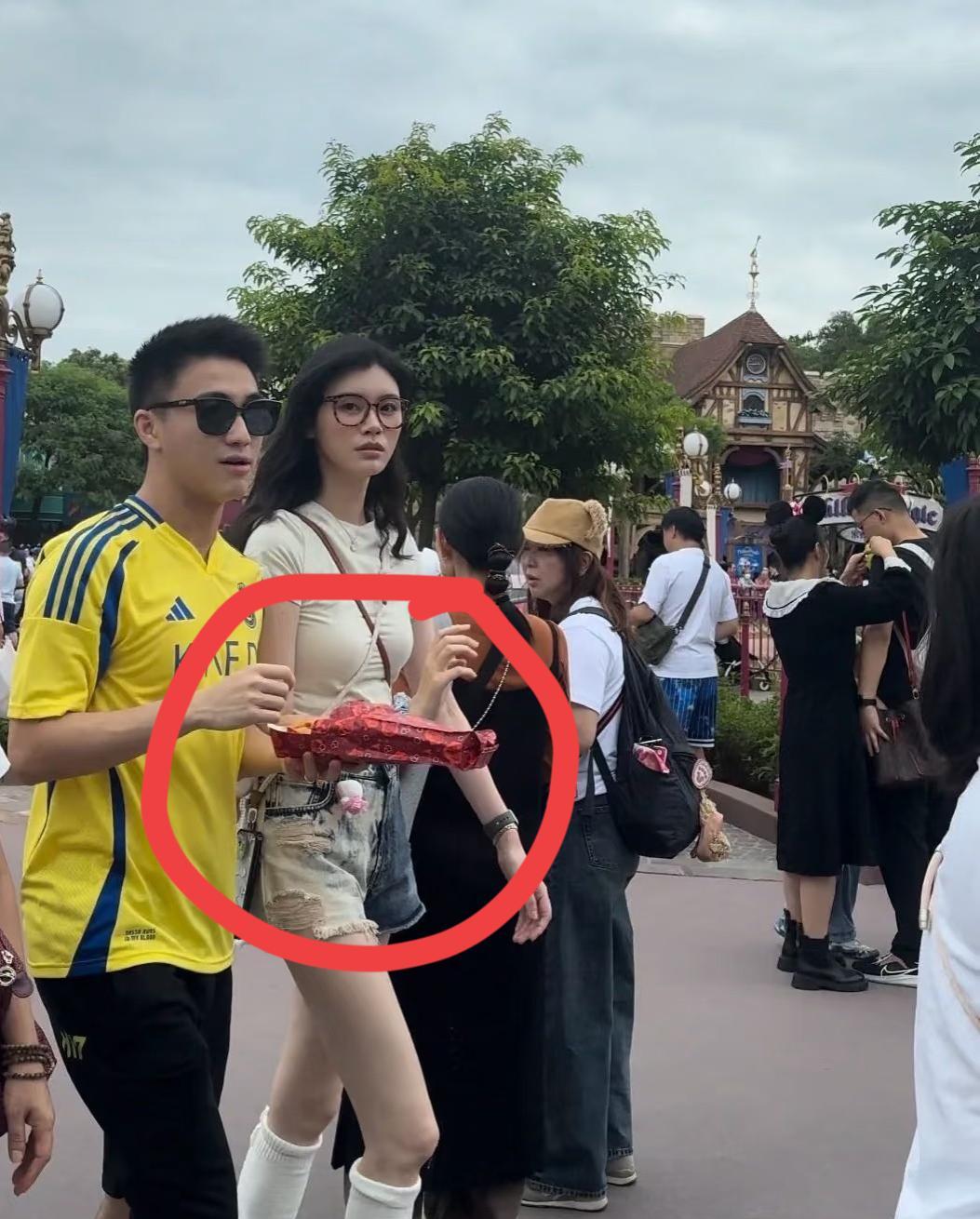 我表哥他们遇到过何猷君奚梦瑶，他回来和我说，他们两个根本没有电视上相爱。当