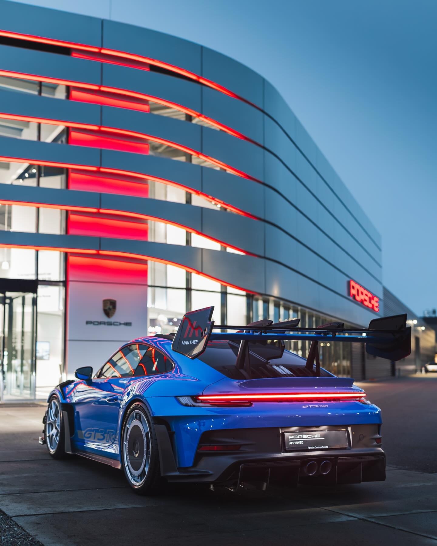 保时捷911GT3RS在本质上已经是无妥协的赛车装备，一台可以几乎直接从We