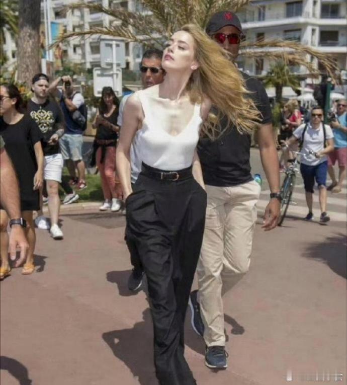 这才是顶级身材吧，虽然瘦了点，但是很有料