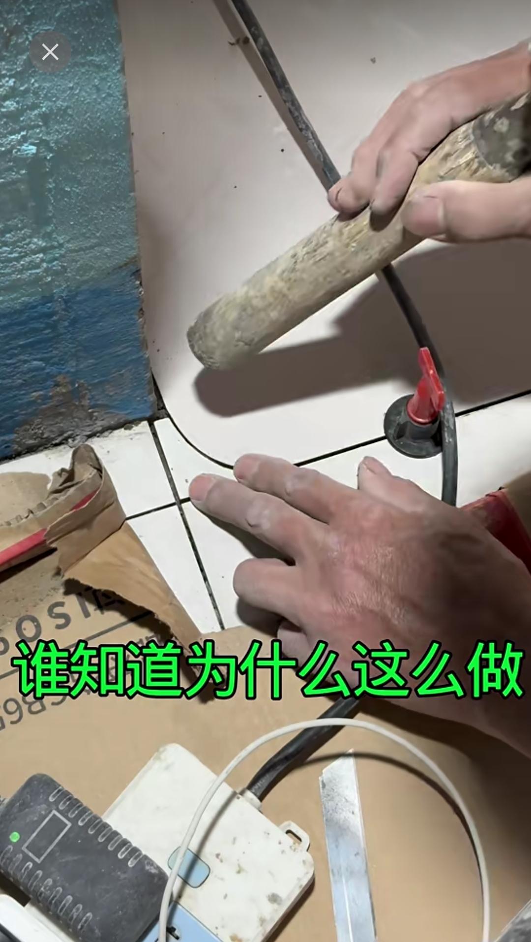 家人们谁懂啊！地面转角处，本应贴整块地砖，瓦工师傅却额外镶了一块带弧的三角形小块