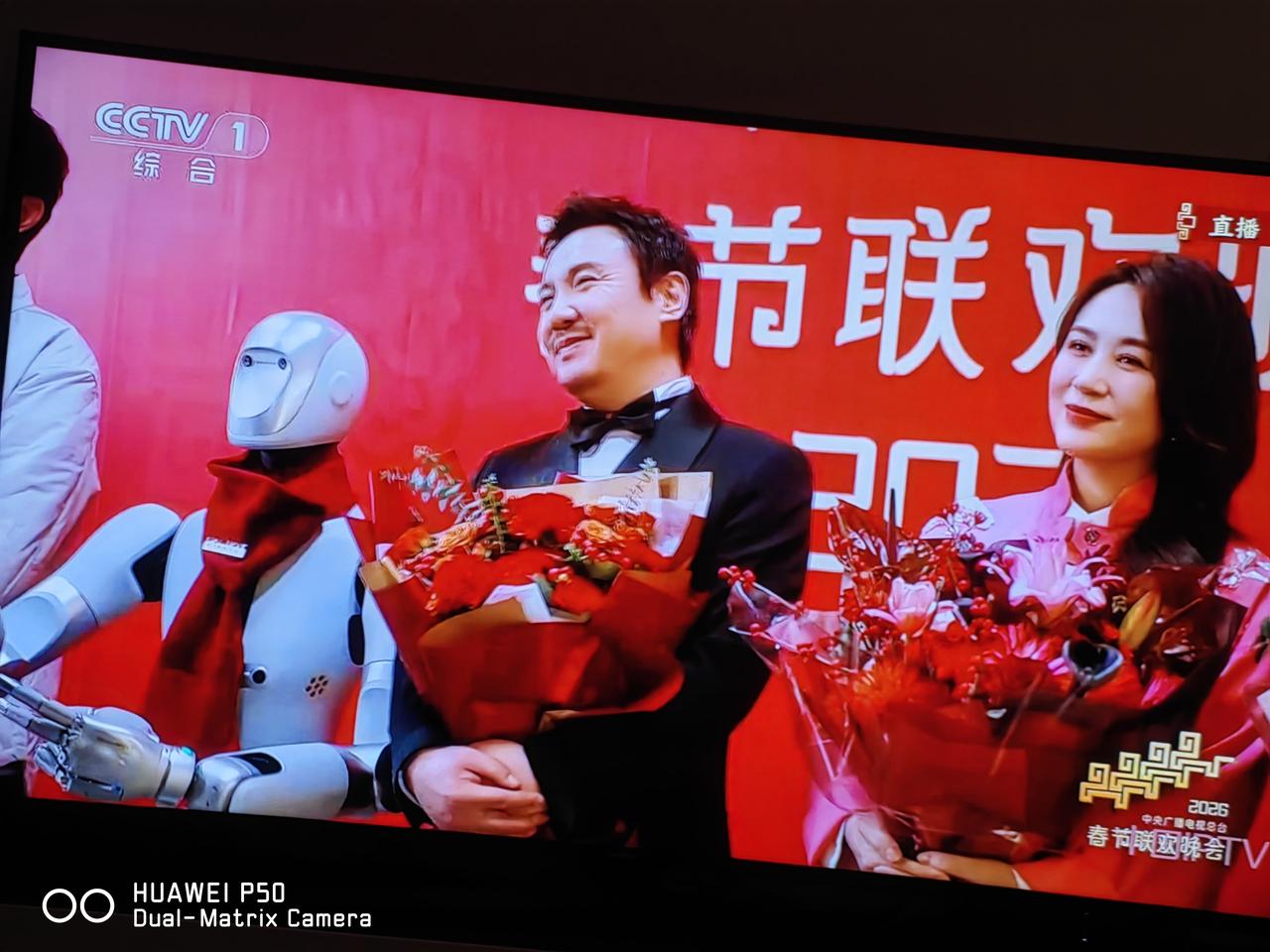 今年的春节晚会就是机器人的舞台，以后就不用人来演出了，全部都用机器人吧，人工智能