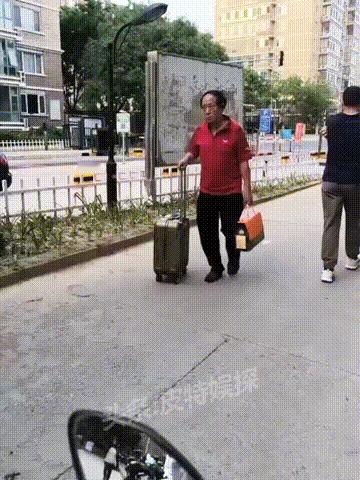 曾经家喻户晓的大明星，如今的模样看着令人心酸，75岁了只能租房住。近日，