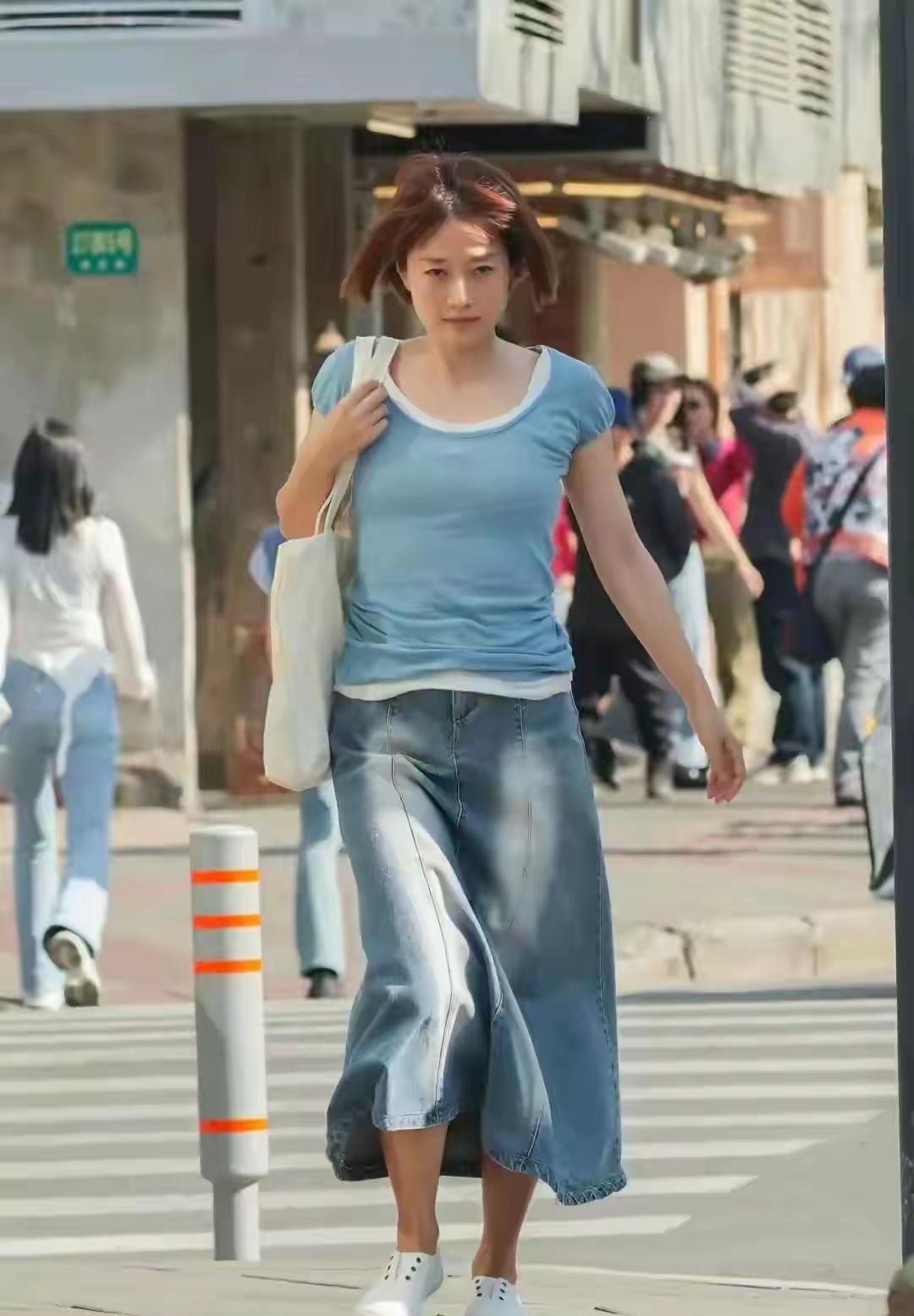 马伊琍素颜逛街又被拍了，四十多岁的人状态好得让人羡慕。这才是真美人啊，不靠浓妆艳