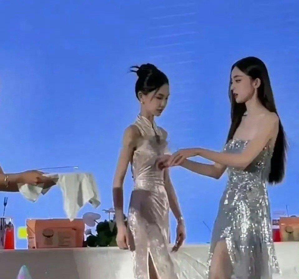 畸形白幼瘦审美都延伸到网红圈了，网友：没有对比真的看不出来竟然这么瘦​​​
