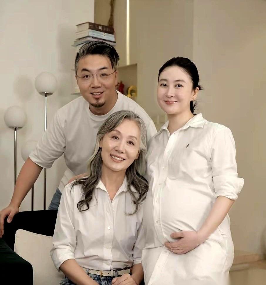 孩子还没出娘胎，一个亿的教育基金已经趴在账上了。就那36万的产检费，全程婆婆刷