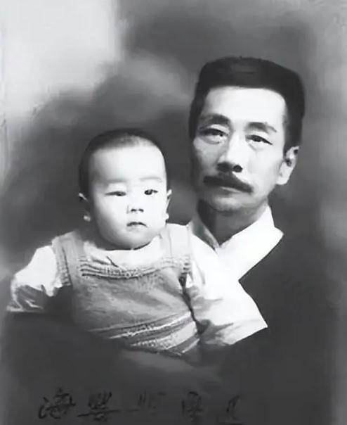 1929年鲁迅和许广平避孕失败，许广平意外怀上了儿子，一直想丁克的鲁迅，看到儿子