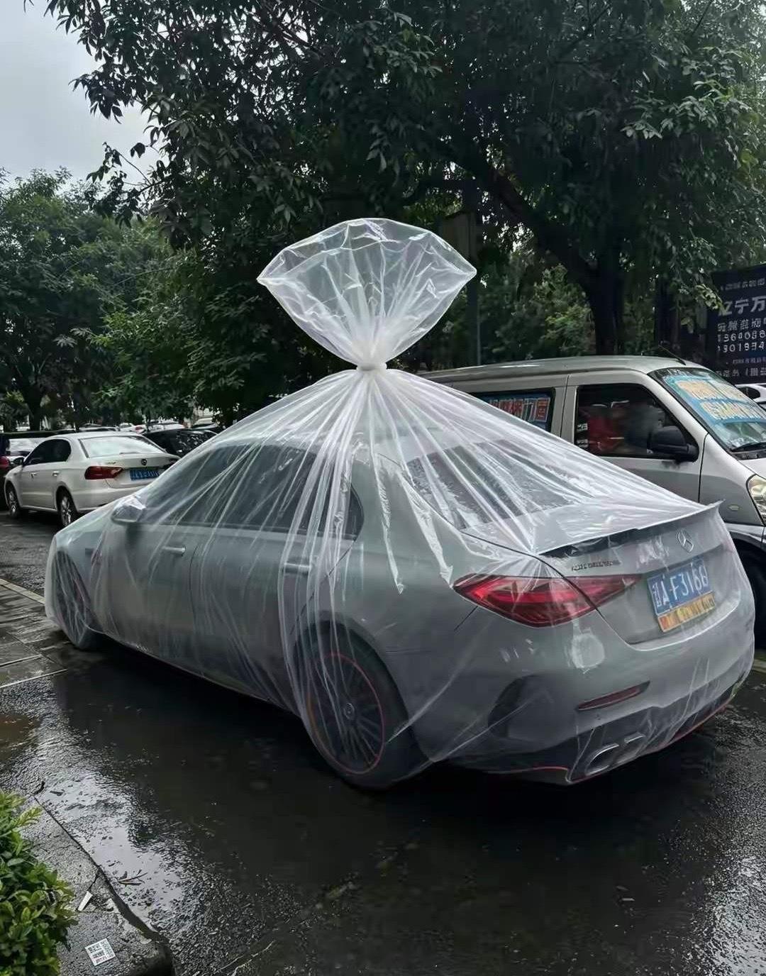 沈阳一位大哥，在暴雨里干了件让全网惊呆的事。他掏出了一个巨大的塑料袋，直接就把自