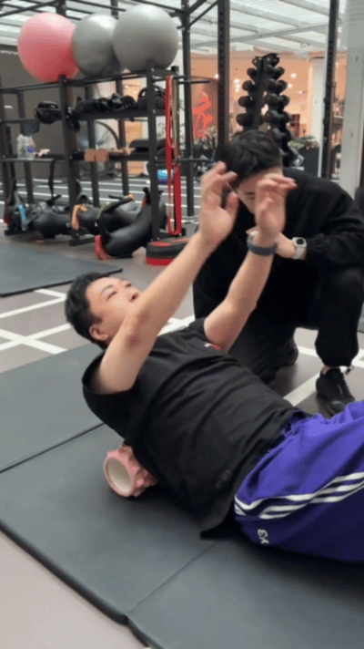 于妈请帅哥健身教练协助健身🏋️♀️中…