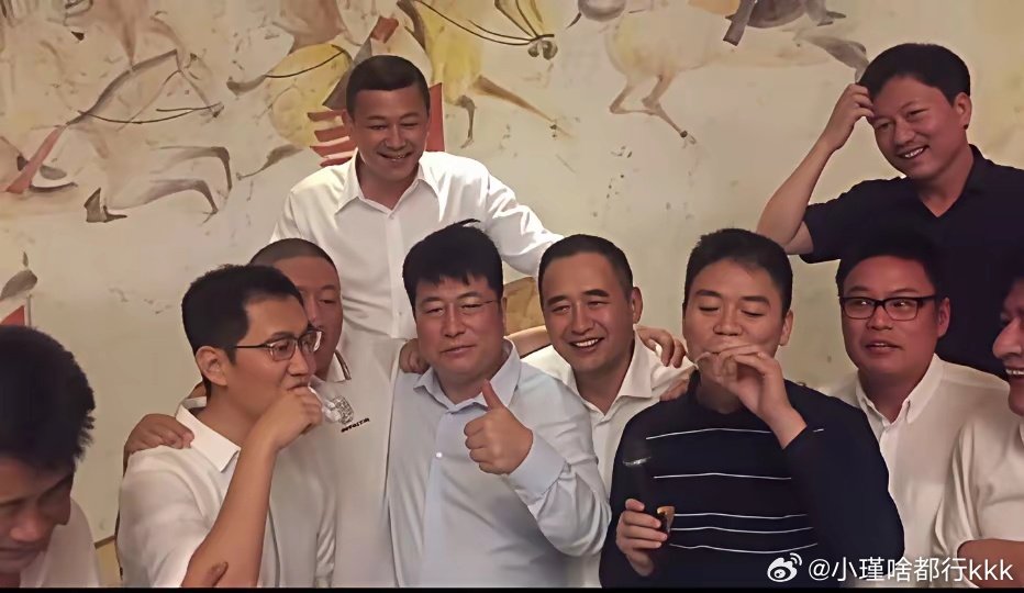 早年，刘强东与原紫光集团董事长赵伟国，马化腾等，一众商界大佬们聚餐，举杯共饮时的一幕。​