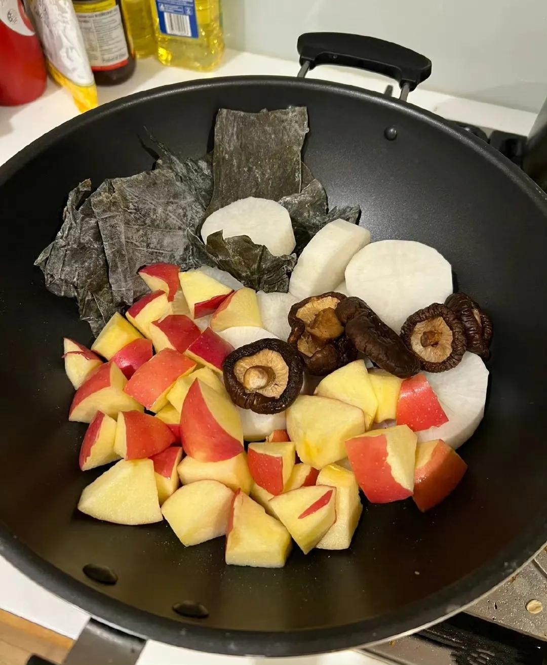 原来关东煮里真的要加苹果，刚听到我还以为是什么黑暗料理！