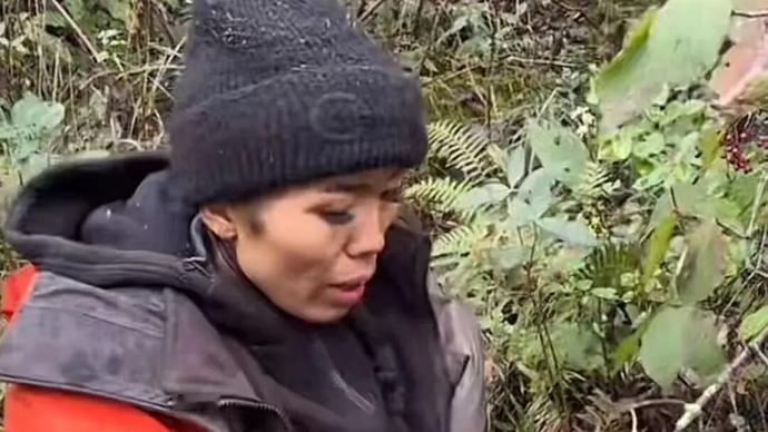 参加荒野求生赛的“冷美人”杨朝芹，又迎来了生理期，她只能躲在山洞里休息。好在