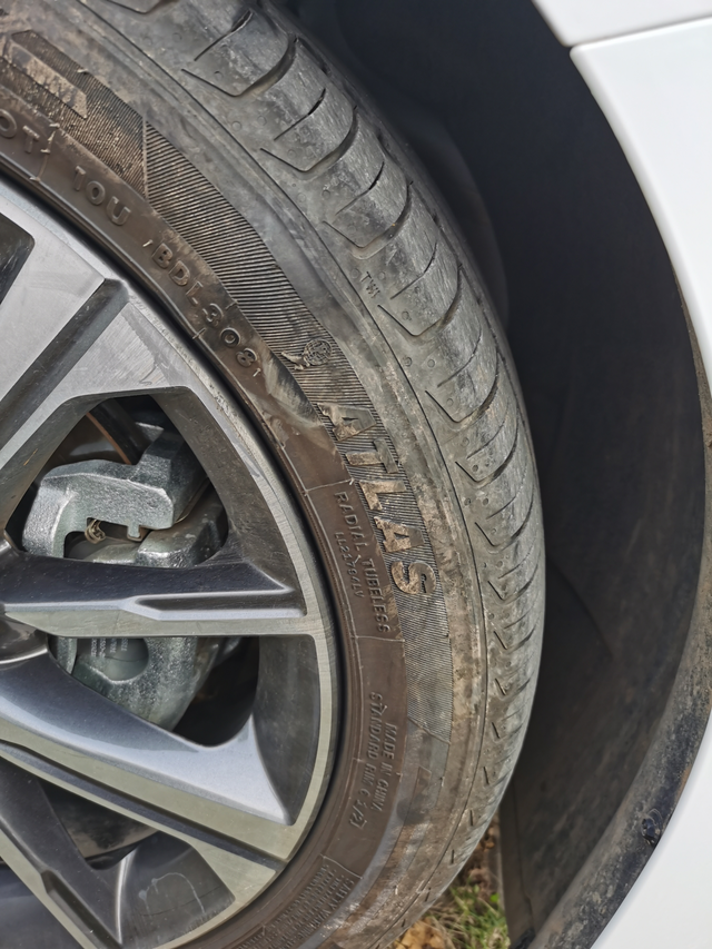 23款帝豪各位车友都换轮胎车才跑3个月4000公里，前轮胎不知道什么时候弄出个